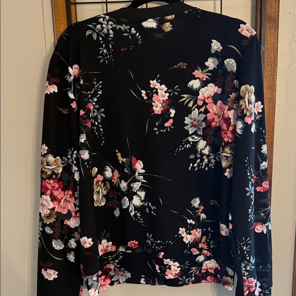 Amazon floral black bomber jacket. Very lightweight. Size XL - Picture 3 of 3